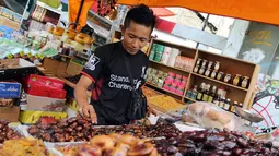 Pedagang buah kurma menggelar dagangannya di pasar Tanah Abang, Jakarta, Selasa, (9/6/2015). Menjelang Ramadan Banyaknya pedagang kaki lima (PKL) yang menggelar dagangan di pinggir jalan menyebabkan daerah Tanah Abang macet. (Liputan6.com/Helmi Afandi)