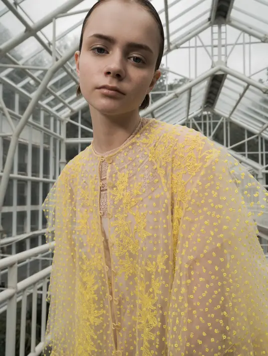 <p>Palet warna cerah menjadi bintang utama. Seperti neon, acid yellow, citron green, hingga pink flamb&eacute; hadir membuat koleksi terlihat lebih hidup. Berpadu apik dengan semburat warna pastel yang menjadi ciri khas dari SAPTO DJOJOKARTIKO. / Foto: dok SAPTO DJOJOKARTIKO.</p>