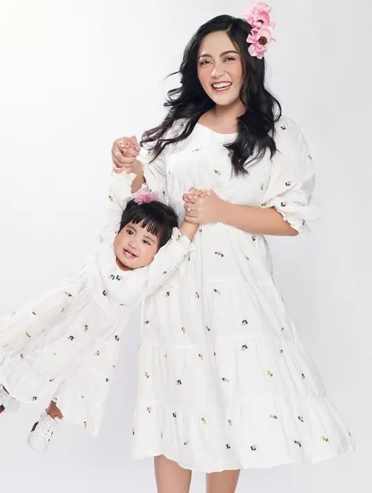 Banyak anak seleb yang masih kecil sudah memiliki Instagram. Namun kedua anak dari Rachel Vennya tidak memilikinya. Kebanyakan dari penggemar Rachel Vennya yang menyayangi putri kecil dan Xabiru. (Liputan6.com/IG/@rachelvennya)