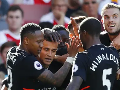 Pemain Liverpool merayakan gol yang dicetak Philippe Coutinho ke gawang Arsenal pada laga Liga Premier Inggris di Stadion Emirates, London, Inggris, Minggu (14/8/2016). Arsenal takluk 3-4 dari Liverpool. (Reuters/Eddie Keogh)