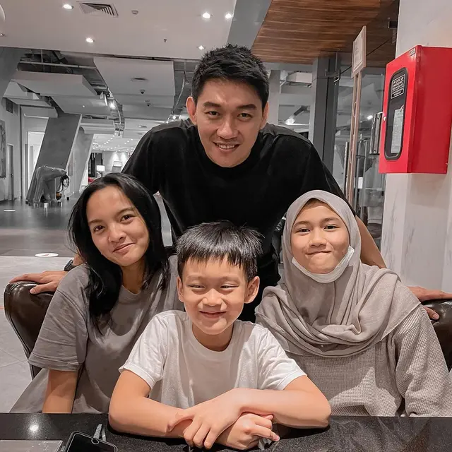 6 Potret Kebersamaan Ifan Seventeen dan Anak Sambung, Selalu Kompak
