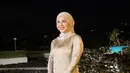 Kesha Ratuliu tampil mengenakan long dress coklat dihiasi beads serasi dengan kerudungnya. [@kesharatuliu05]