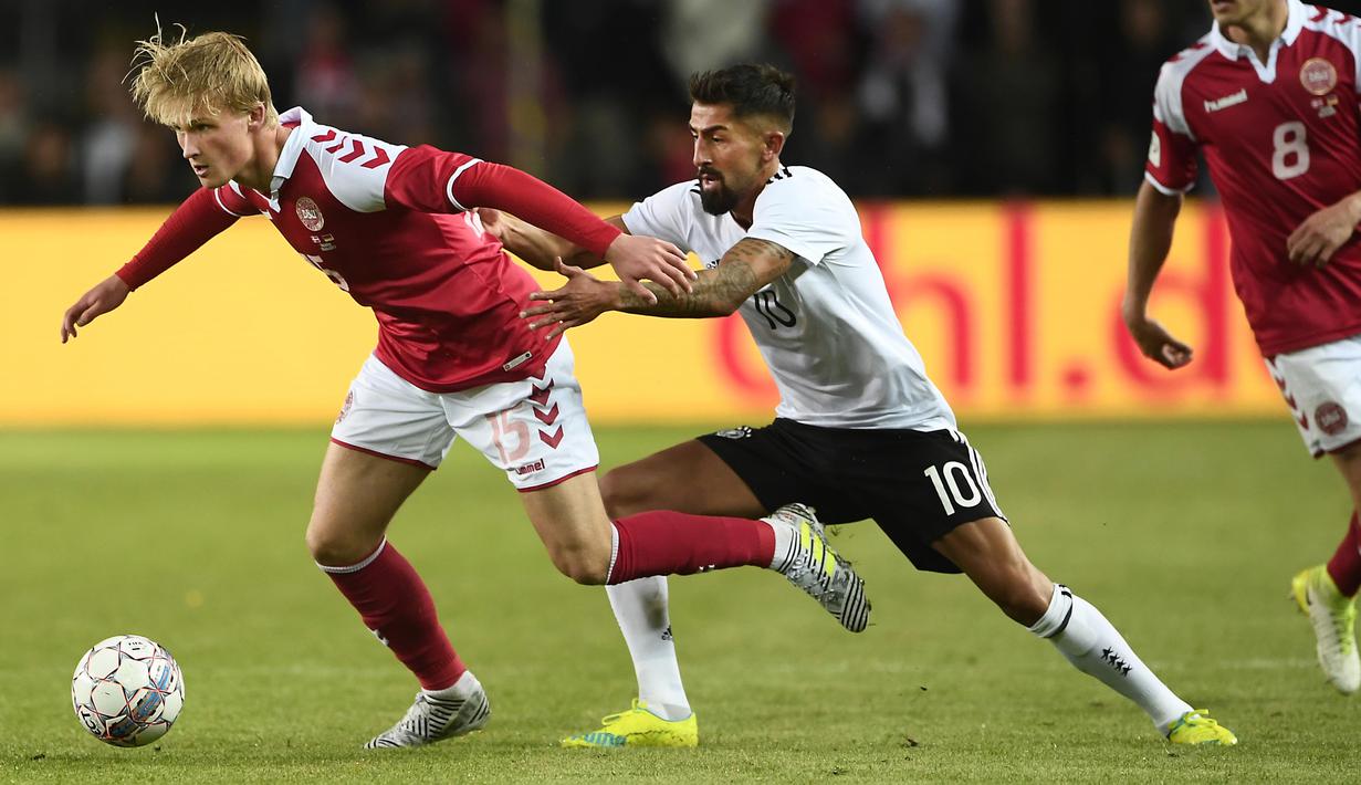 Pemain Denmark, Kasper Dolberg (kiri) berusaha melewati adangan pemain Jerman, Kerem Demirbay pada laga persahabatan di Brondby Stadion, Kopenhagen, Denmark, (6/6/2017). (Jens Dresling/Ritzau Foto via AP)