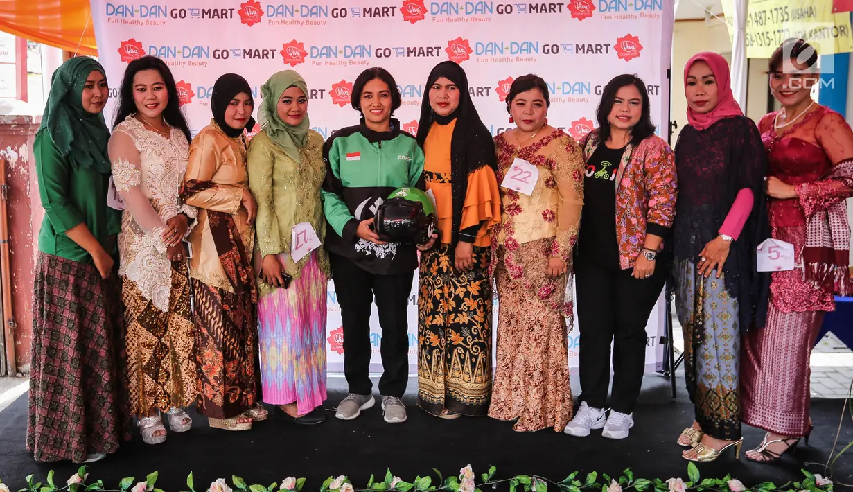 Para pengemudi ojek online wanita dengan busana kebaya berfoto bersama usai peragaan di Rawamangun, Jakarta, Jumat (20/4). Kegiatan tahunan ini sebagai bentu apresiasi GO-Mart DanDan kepada mitra driver. (Liputan6.com/Fery Pradolo)