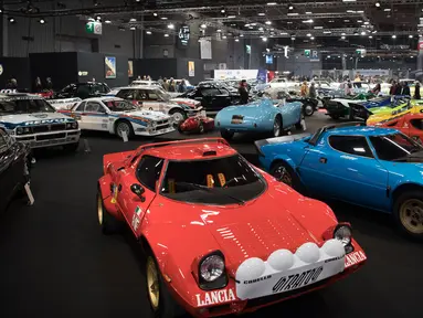 Mobil-mobil vintage Lancia ditampilkan selama pameran mobil Retromobile di Paris, Prancis (5/2). Pameran ini diselenggarakan dari tanggal 6 sampai 10 Februari 2019. (AFP Photo/Eric Feferberg)