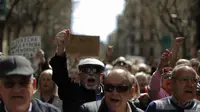 Ribuan lansia di Spanyol berunjuk rasa menuntut kenaikan dana pensiun sesuai tingkat inflasi (Francisco Seco/AP)
