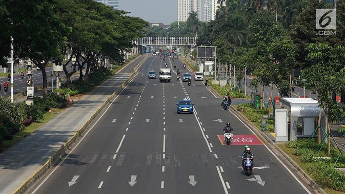 Suasana lalu lintas yang lengang di ruas jalan Jenderal Sudirman, Jakarta, Rabu (22/5/2019). Adanya unjuk rasa dan kericuhan usai pengumuman hasil Pemilu 2019 menyebabkan ruas jalan protokol tersebut berbeda dengan hari biasa yang diwarnai kemacetan. (Liputan6.com/Immanuel Antonius)