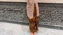 Enzy Storia memilih kebaya brokat panjang beraksen v-neck warna soft pink untuk momen wisudanya. Kebaya tersebut dipadukan dengan rok batik dan high heels. [@enzystoria]