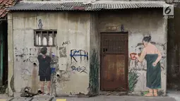 Sketsa-sketsa terlihat di depan Kampung Tematik Sketsa di kawasan Penjaringan, Jakarta Utara, Rabu (1/7). Sketsa-sketsa yang menghiasi kawasan tersebut dibuat dalam rangka menyambut Asian Games XVIII Tahun 2018. (Liputan6.com/Immanuel Antonius)