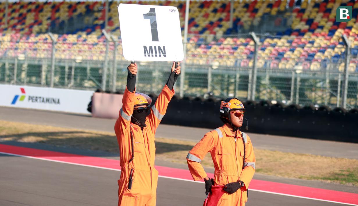 Marshal menunjukkan waktu sisa yang dimiliki pembalap sebelum melakukan start saat sesi latihan Shell bLU cRU Yamaha Endurance Festival yang berlangsung di Mandalika International Circuit, Lombok, Nusa Tenggara Barat, Sabtu (21/10/2023). (Bola.com/Ikhwan Yanuar)