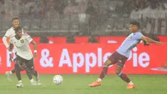 Hujan deras yang turun saat laga uji coba antara Manchester United melawan Aston Villa di Optus Stadium, Perth, Sabtu (23/7/2022) membuat pergerakan sejumlah pemain agak terhambat. (AFP/Trevor Collens)