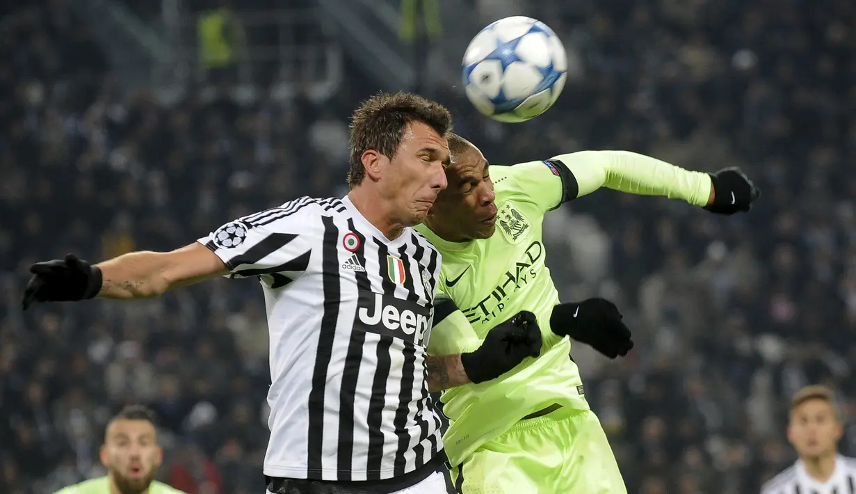 Penyerang Juventus, Mario Mandzukic (kiri) berebut bola udara dengan gelandang City, Fernandinho pada laga Grup D Liga Champions di Juventus Stadium, Turin, Italia, Kamis (26/11).  Juventus menang atas City dengan skor 1-0. (Reuters/Giorgio Perottino)