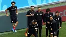 Ekspresi pemain Mesir, Mohamed Salah (kiri) saat berlatih bersama timnya sebelum bertanding melawan Arab Saudi dalam laga penyisihan Grup A Piala Dunia 2018 di Volgograd Arena, Volgograd, Rusia, Minggu (24/6). (NICOLAS ASFOURI/AFP)