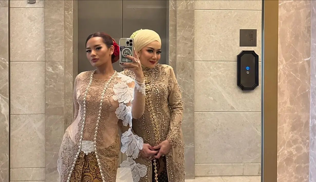 Zahwa Massaid tampil anggun dibalut kebaya cokelat dan padu padan kain batik bernuansa kuning sebagai rok. Kebaya yang dikenakan Zahwa memiliki detail manik-manik mutiara di sepanjang garis kerahnya hingga ke bawah. [Foto: Instagram/zahwamassaid]