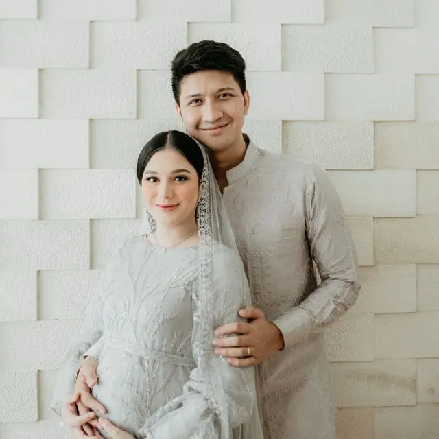 6 Detail Penampilan Yasmine Ow di Acara Tasyakuran, Aura Keibuan Terpancar