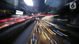 Kendaraan terjebak kemacetan di ruas jalan Jenderal Sudirman, Jakarta, Rabu (25/11/2020). Kemacetan jalanan Ibu Kota usai hujan mengguyur adalah pemandangan yang biasa. Namun di masa pembatasan sosial berskala besar (PSBB) transisi, pemandangan ini kembali muncul. (Liputan6.com/Faizal Fanani)
