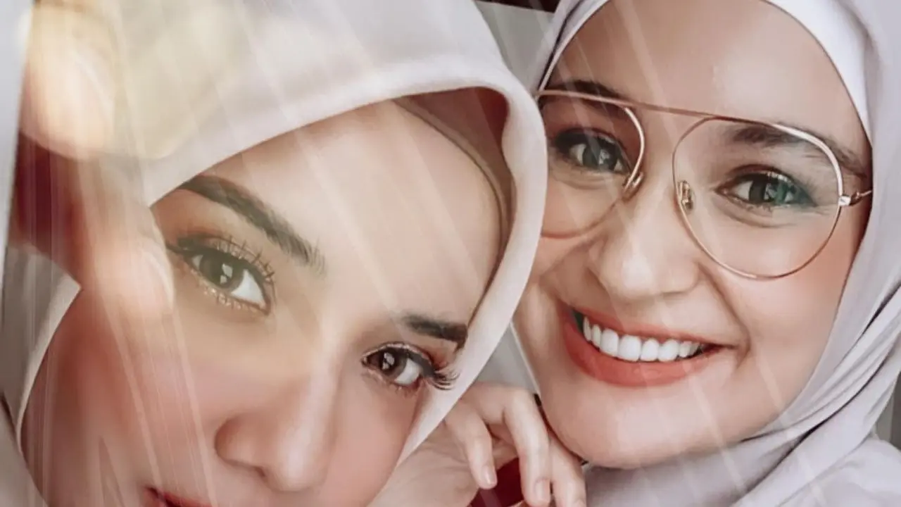 7 Gaya Zaskia dan Shireen Sungkar Pakai Baju Kembar, Kompak Banget