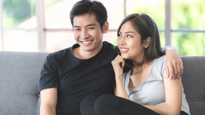 perempuan dan pasangan 4 agustus sofa