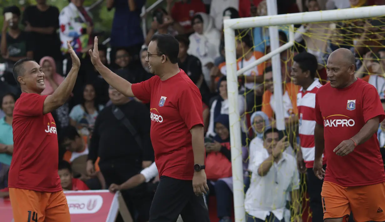 Gubernur DKI Jakarta, Anis Baswedan, bermain bola saat peresmian pembangunan stadion baru Jakarta International Stadium di Jakarta, Kamis (14/3). Stadion berkapasitas 82.000 kursi tersebut ditargetkan selesai pada tahun 2021. (Bola.com/M. Iqbal Ichsan)