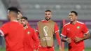 Penyerang Maroko, Youssef En-Nesyri (tengah) saat mengikuti sesi latihan tim di Stadion Al Duhail SC di Doha (16/12/2022). Maroko akan bertanding melawan Kroasia untuk memperebutkan juara 3 Piala Dunia 2022. Keduanya dipertemukan kembali setelah pernah bertanding pada babak penyisihan grup F lalu. (AFP/Karim Jafaar)