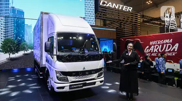 Tampilan depan truk listrik eCanter saat diperkenalkan dalam ajang Gaikindo Indonesia International Auto Show (GIIAS) 2024 di ICE BSD, Kabupaten Tangerang.Rabu (17/7/2024). (Liputan6.com/Angga Yuniar)