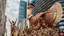 Kendaraan hias Tom Turkey bergerak dekat Central Park selama Parade Hari Thanksgiving Macy di New York, Amerika Serikat, Kamis (23/11/2023). (AP Photo/Andres Kudacki)