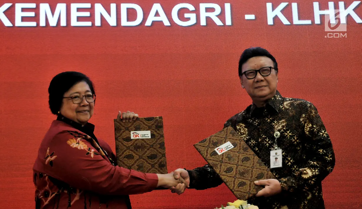 Mendagri Tjahjo Kumolo (kanan) bersama Menteri LHK Siti Nurbaya menunjukkan dokumen Nota Kesepahaman di Jakarta, Selasa (19/2). Pemanfaatan data kependudukan Kemendagri ini untuk dipergunakan dalam beberapa hal tertentu. (Merdeka.com/Iqbal Nugroho)