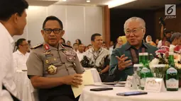 Menteri Perdagangan Enggartiasto Lukita (kanan) bersama Kapolri Tito Karnavian tengah saat menghadiri penandatanganan kerja sama di Jakarta, Senin (8/1). (Liputan6.com/Angga Yuniar)