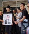 Jenazah Mike Mohede dibawa keluar rumah untuk dimakamkan siang ini ke Tempat Pemakaman Umum Tanah Kusir, Selasa, 8 Agustus. (Galih W. Satria/Bintang.com)
