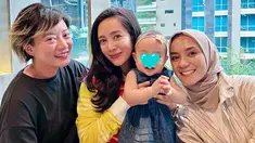 Enno Lerian membagikan potretnya bersama sahabat yang juga penyanyi cilik pada tahun 90-an, Dea Ananda dan Leony. Ketiganya seru-seruan bersama buah hati Dea, Sanne El Azhar. Dalam keterangan Instagram, Enno juga menuliskan kalau Sanne merupakan bayi yang sumeh, karena selalu tersenyum. (Liputan6.com/IG/@dea_ananda)