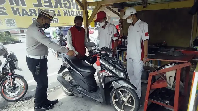 Salah satu kendaraan pemudik asal Bandung, mendapat layanan service kendaraan yang diberikan di pos terpadu Polres Tasikmalaya pada mudik nasional 2022. (Liputan6.com/Jayadi Supriadin)