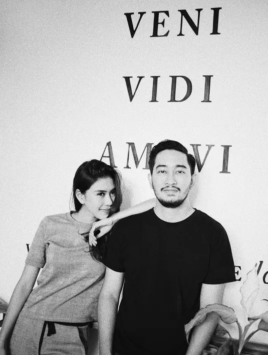 Tak hanya di rumah, Syahnaz juga merasakan repot kala menjalani pekerjaannya. Biasanya ketika bersiap melakoni syuting, Syahnaz dibantu oleh asisten pribadinya. (Foto: instagram.com/syahnazs)