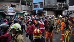 Kapolres Metro Jakarta Pusat, Kombes Pol Susatyo Purnomo Chondro mengatakan korban yang sudah berhasil dievakuasi sebanyak 20 orang, terdiri dari 5 orang laki-laki dan 15 perempuan. Tampak dalam foto, personel dari Dinas Penanggulangan Kebakaran dan Penyelamatan mengevakuasi jenazah korban kebakaran di Jakarta, Selasa 9 Desember 2025. (AP Photo/Dita Alangkara)