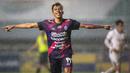 Pemain Rans Cilegon FC, Bima Ragil melakukan selebrasi usai mencetak gol pertama timnya ke gawang PSIM Yogyakarta melalui eksekusi penalti dalam laga semifinal Liga 2 2021 di Stadion Pakansari, Bogor, Senin (27/12/2021). (Bola.com/Bagaskara Lazuardi)
