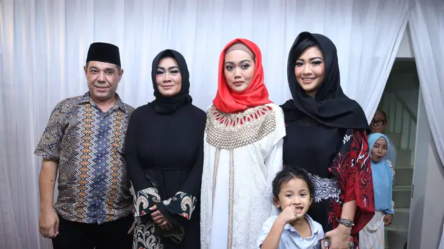[Bintang] Pengajian 40 Hari Julia Perez