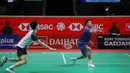 Kepastian ini didapat Anthony Sinisuka Ginting usai unggul dua set langsung atas wakil Thailand, Kantaphon Wancharoen. Tampak dalam foto, pebulu tangkis tunggal putra Indonesia, Anthony Sinisuka Ginting mengembalikan kok saat melawan Kantaphon Wancharoen (Thailand) pada babak kualifikasi Indonesia Masters 2026 di Istora Gelora Bung Karno, Senayan, Jakarta, Selasa (20/1/2026). (Bola.com/Bagaskara Lazuardi)