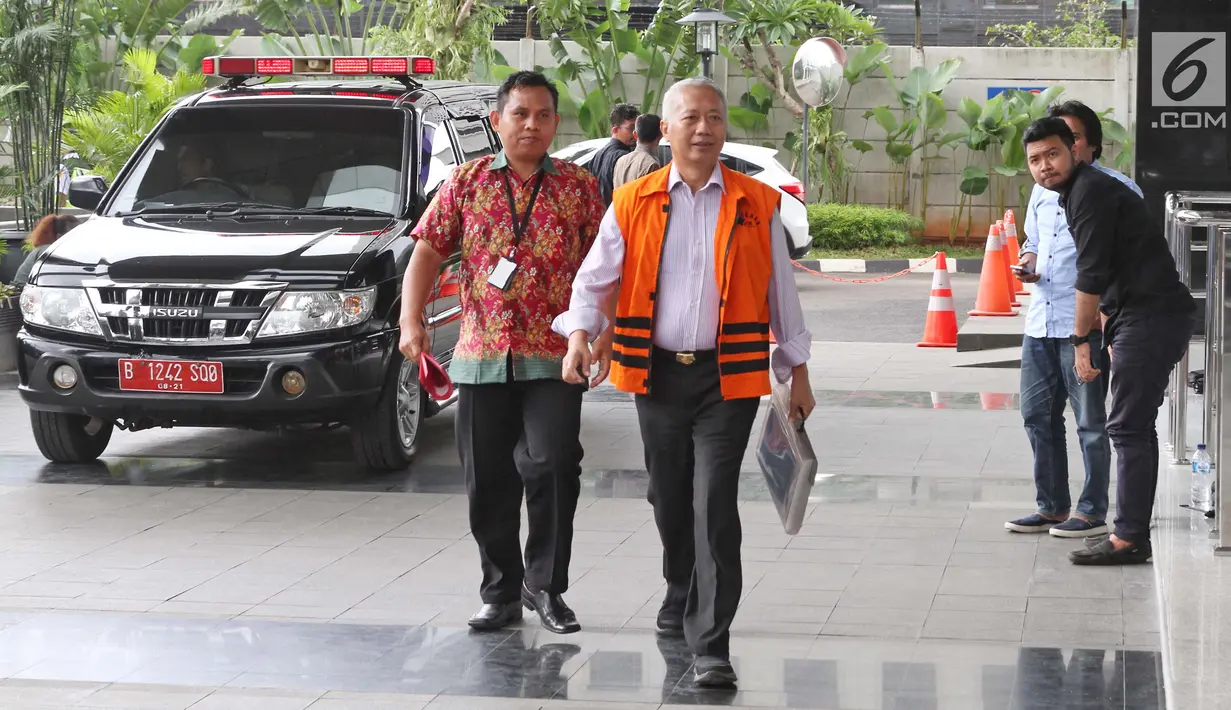 Tersangka Antonius Tonny Budiono saat tiba di Gedung KPK di Jakarta, Jumat (26/1). Antonius kembali menjalani pemeriksaan lanjutan terkait kasus suap tender pemenangan pengerukan Pelabuhan Tanjung Mas Semarang. (Liputan6.com/Herman Zakharia)