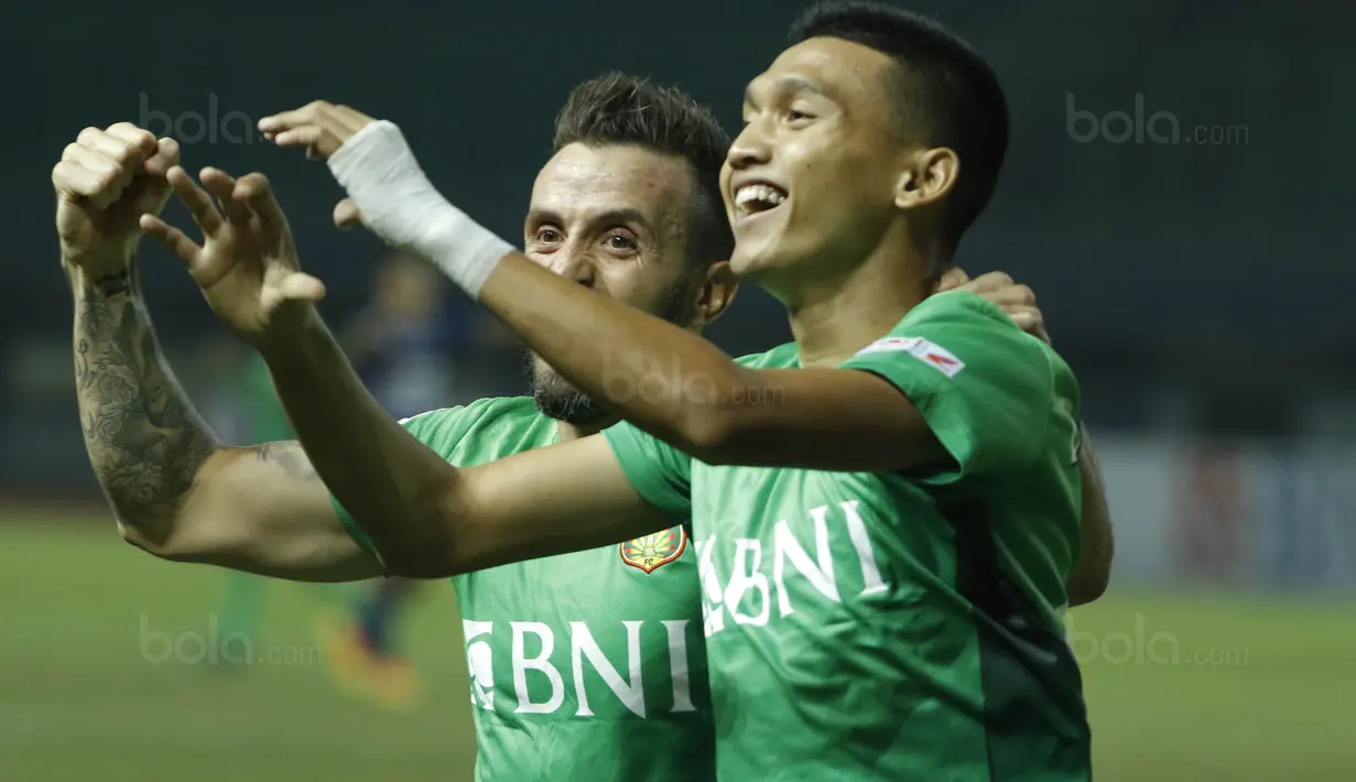 Gelandang Bhayangkara FC, Dendy Sulistyawan, melakukan selebrasi bersama Paulo Sergio usai mencetak gol ke gawang Arema pada laga Liga 1 di Stadion Patriot, Bekasi, Jumat  (4/8/2017). Bhayangkara FC menang 2-1 atas Arema FC. (Bola.com/M Iqbal Ichsan)