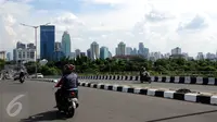 Pemandangan gedung perkantoran dari Jalan KH Mas Mansyur, Jakarta, Rabu (26/10). Hingga akhir tahun 2015 ini tercatat ada 13 pencakar langit dengan ketinggian di atas 200 meter, salah satunya Wisma 46 dengan 261,9 meter. (Liputan6.com/Helmi Fithriansyah)