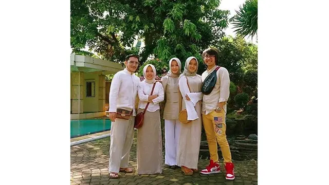 6 Potret Terbaru Yana Julio, Penyanyi yang Makin Awet Muda di Usia 59 Tahun