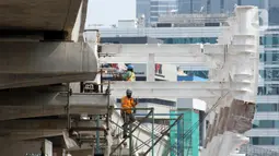 Pekerja melakukan aktivitas pemasangan penyangga Stasiun LRT di Jalan HR Rasuna Said, Jakarta, Sabtu (30/11/2019). Per 22 November 2019, progres pembangunan lintas dua rute Cawang- Dukuh Atas mencapai 59 persen, dan lintas tiga rute Cawang-Bekasi Timur 60,6 persen. (Liputan6.com/Helmi Fithriansyah)