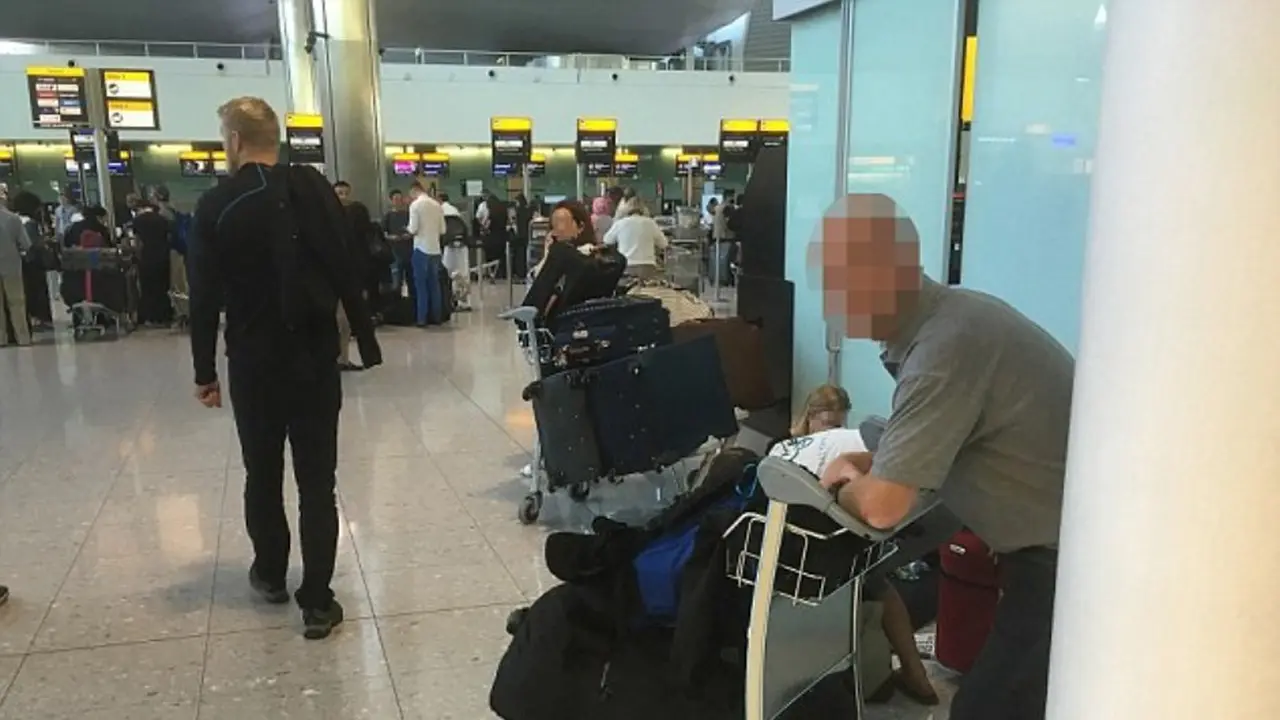 Pria mantan pengawal David Beckham yang menggelandang di Bandara JFK, New York. (Daily Mail/Steve Finn Photography)