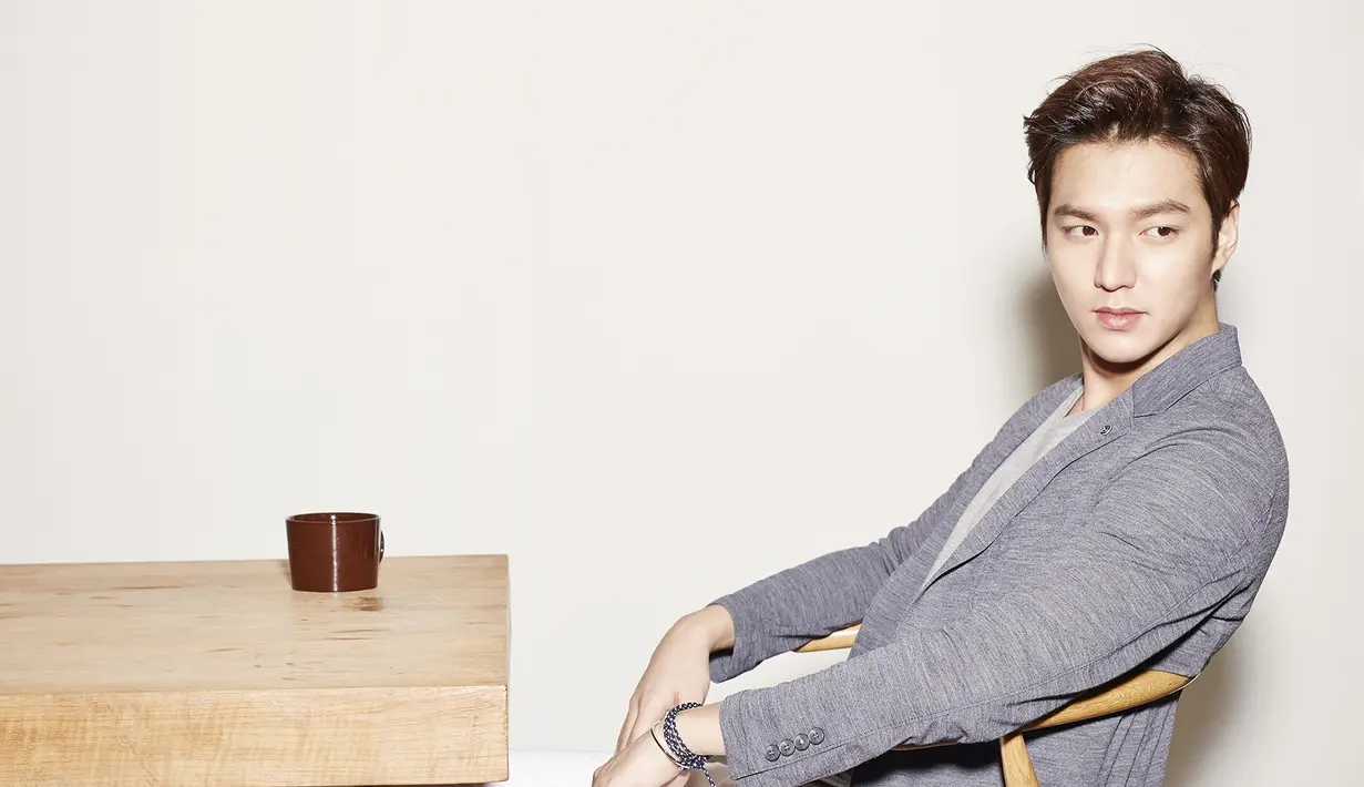 Tak hanya itu saja, Lee Min Ho kerap mencari makanan enak dimalam hari kala dirinya sedang bosan. Ia juga sering menelpon beberapa rekan kerja nya untuk meramaikan suasana apartemennya. (Koreaboo)