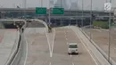 Mobil melintas di dekat proyek Tol Depok-Antasari (Desari) seksi 1 di Jakarta Selatan, Selasa (17/7). Direncanakan tol seksi 1 yang menghubungkan Antasari-Brigif tersebut diresmikan pada Agustus 2018 mendatang. (Liputan6.com/Immanuel Antonius)