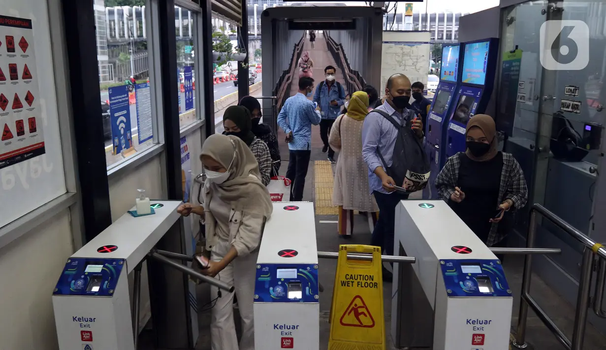 Sejumlah penumpang memasuki Halte Transjakarta Polda, Jakarta, Kamis (21/10/2021). PT Transportasi Jakarta (Transjakarta) mulai memberlakukan kapasitas angkut pelanggan sebesar 100 persen mulai hari ini. (Liputan6.com/Herman Zakharia)
