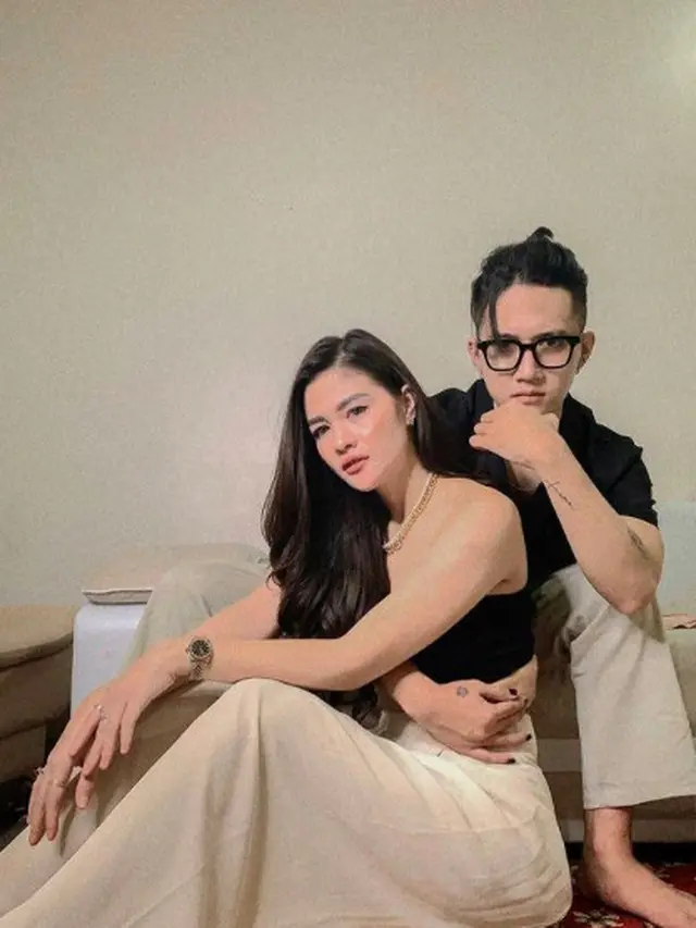 Potret Mesra Dicky SMASH dan Hesty Klepek-klepek. (Sumber: Instagram/hestyaryatura dan Instagram/dickyprasetya_)