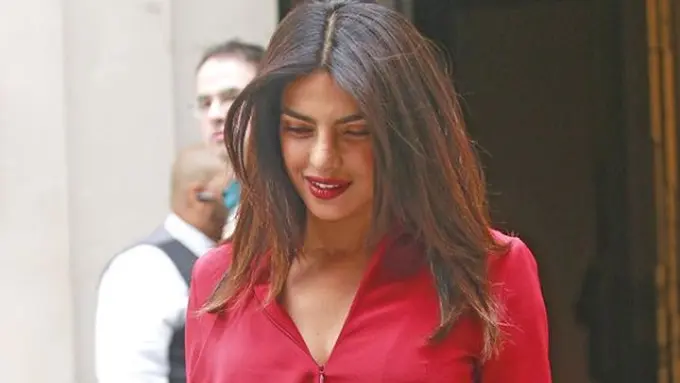 Sontek gaya rok kulit Priyanka Chopra dan Meghan Markle