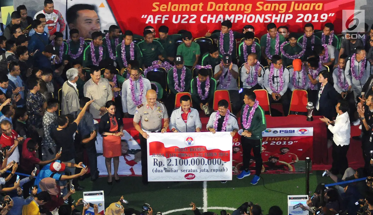 Menpora Imam Nahrawi memberikan bonus Rp2,1 miliar kepada Timnas Indonesia U-22 pada acara penyambutan di Bandara Soekarno Hatta, Tangerang, Rabu (27/2). Timnas Indonesia U-22 baru saja menjuarai Piala AFF U-22 2019. (Liputan6.com/Herman Zakharia)