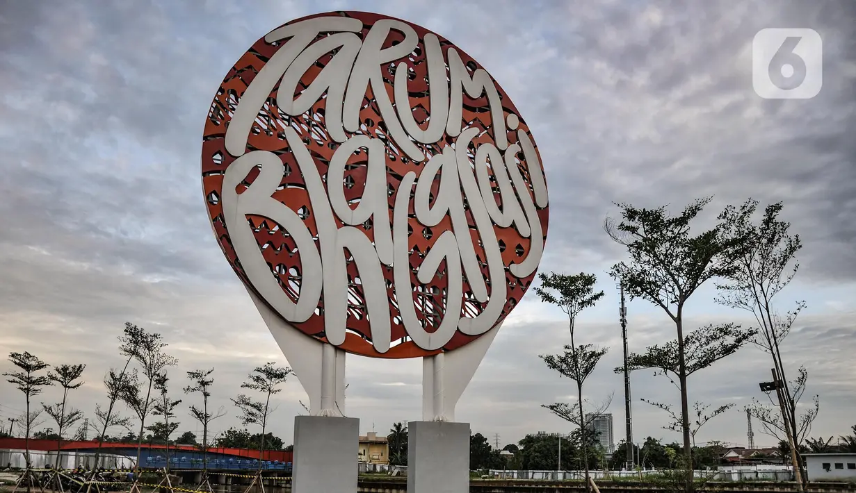 Suasana taman Tarum Bhagasasi, Kalimalang, Bekasi, Jawa Barat, Senin (14/2/2022). Proyek revitalisasi Kalimalang tahap I yang digadang-gadang mirip dengan Sungai Cheonggyecheon di Seoul Korea Selatan itu telah rampung meski belum dibuka untuk umum. (merdeka.com/Iqbal S. Nugroho)