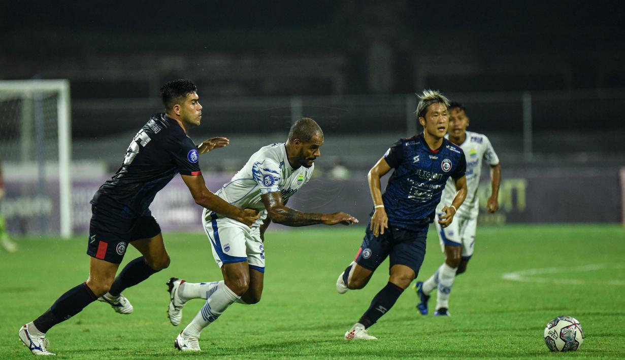 Arema FC akhirnya membuka keunggulan pada menit ke-54. Menerima umpan dari Muhammad Rafli, Jayus Hariono mampu menaklukkan Teja Paku Alam. (Dok. Persib)